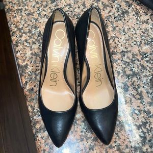Calvin Klein black pumps w gold embellishment size 7